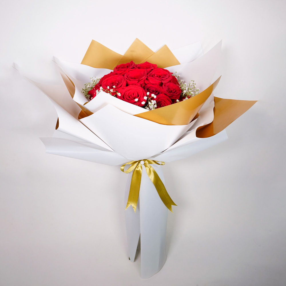 hermoso ramo de flores con rosas rojas