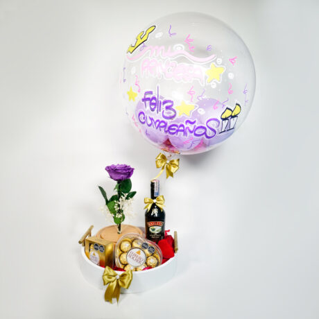 caja sorpresa con rosas preservada violeta, chocolates ferrero, baileys