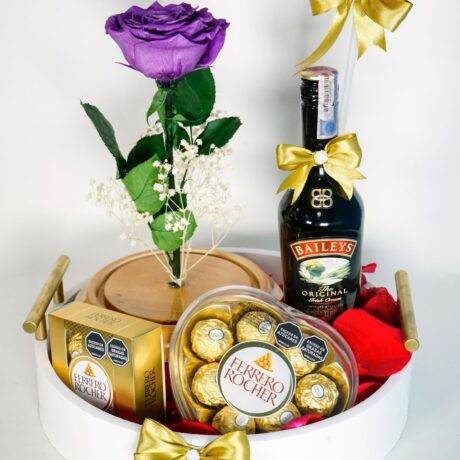 caja sorpresa con rosas preservada violeta, chocolates ferrero, baileys