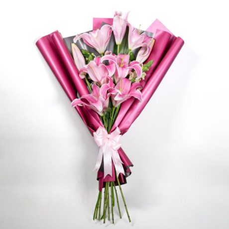 bouquet de lirios empaque violeta