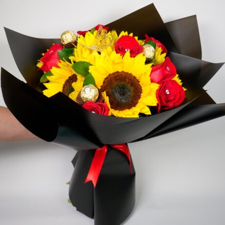 bouquet de girasoles y rosas, elegante, envoltura negra
