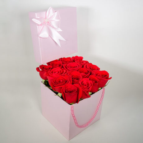 caja cuadrada rosada de rosas rojas con tapa , moño y perlas