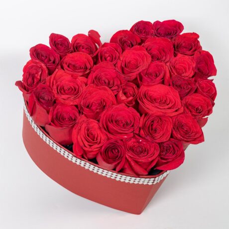 caja de rosas rojas en forma de corazon