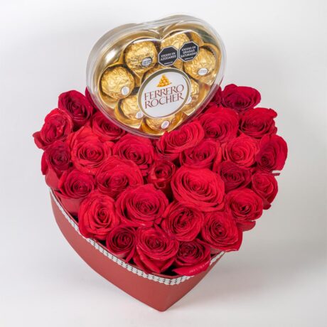 caja de rosas rojas en forma de corazon con chocolates ferrero rocher