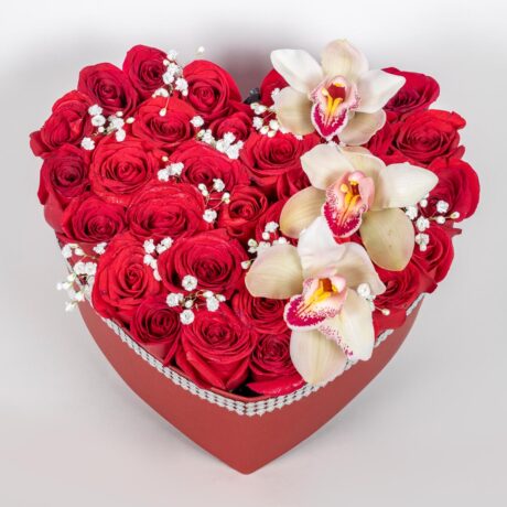 caja en forma de corazon con flores rosas y orquideas