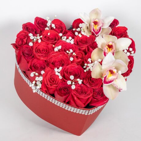 caja en forma de corazon con flores rosas y orquideas