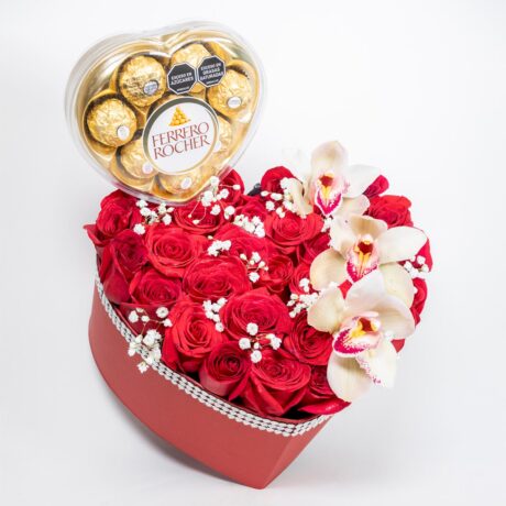 caja en forma de corazon con flores rosas, orquideas y chocolates ferrero