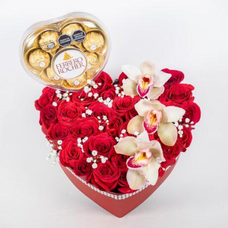 caja en forma de corazon con flores rosas, orquideas y chocolates ferrero