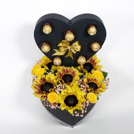 caja de flores corazón con girasoles y chocolates