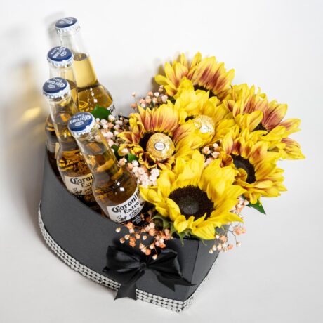 caja negra en forma de corazon con girasoles y botellas de cerveza corona