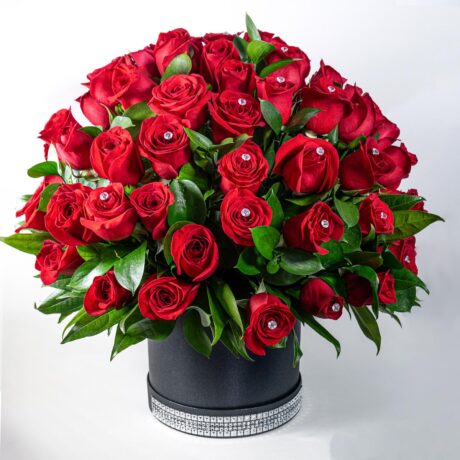 caja de rosas rojas base negra con diamantes