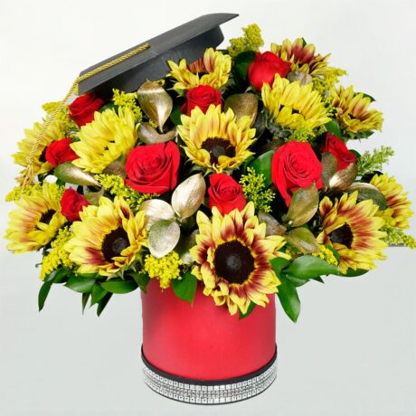 Caja de flores con girasoles y rosas y gorrito de grado