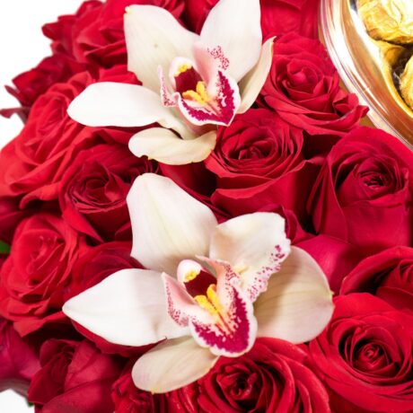 Rosas rojas y lirios