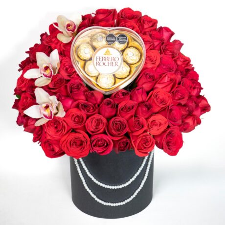caja de muchas rosas rojas y lirios con base tambor negro y perlas. Incluye Cchocolates Ferrero Rocher