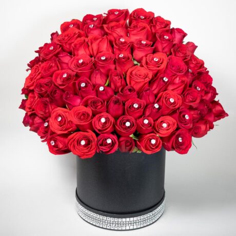 caja de muchas rosas rojas con base tambor negro