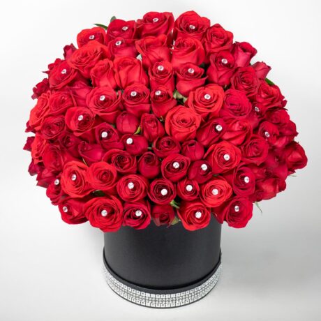 caja de muchas rosas rojas con base tambor negro