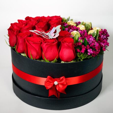 caja de flores tambor de rosas chocolates y mariposa