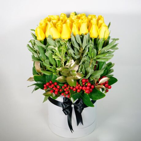 torre de rosas amarillas en caja tambor blanco y moño negro