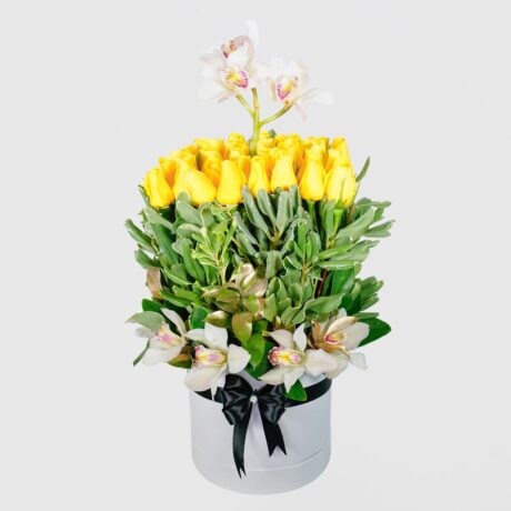 caja de flores torre amarilla rosas orquideas