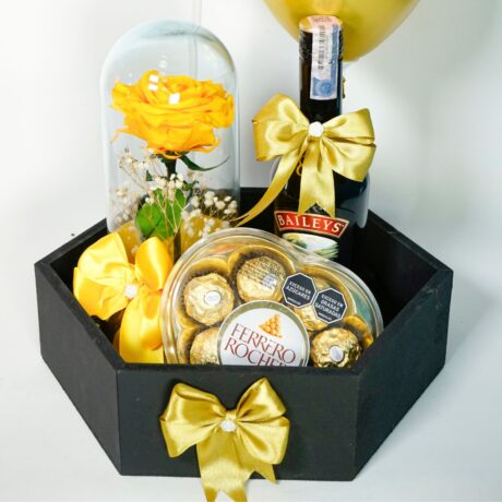 bandeja con chocolates ferrero, rosa preservada amarilla y baileys