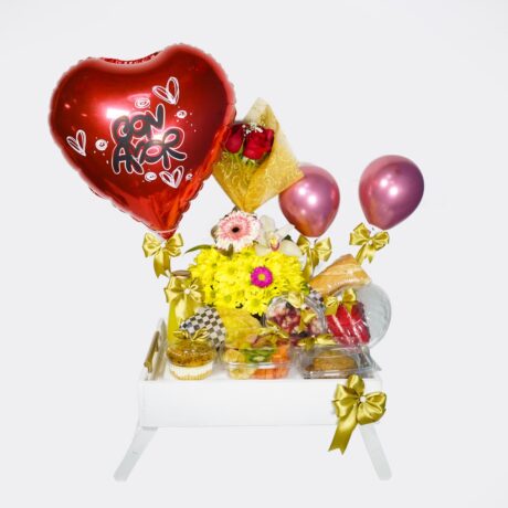 desayuno sorpresa bandeja y globo y arreglo de flores