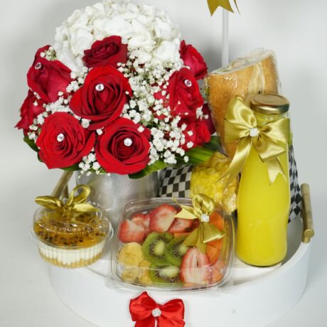 desayuno sorpresa bandeja y globo siliconado y arreglo de flores