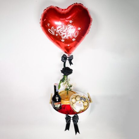 Bandeja con Chocolates, rosa preservada negra, baileys, globo y cama de rosas