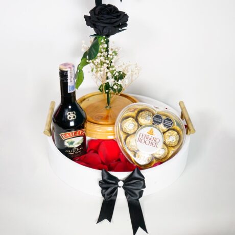 Bandeja con Chocolates, rosa preservada negra, baileys, globo y cama de rosas