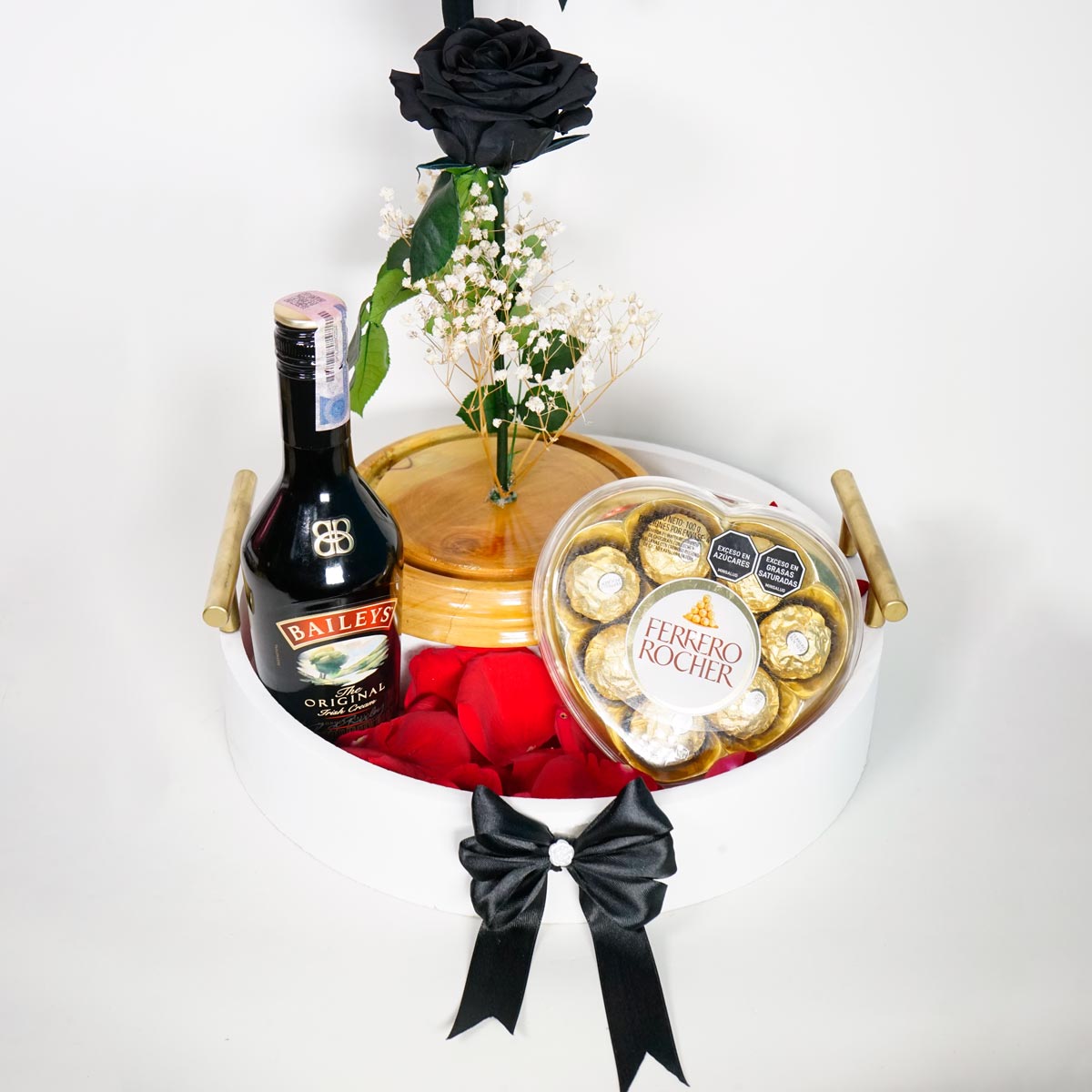Bandeja con Chocolates, rosa preservada negra, baileys, globo y cama de rosas