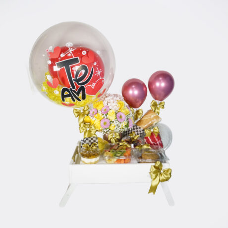 desayuno sorpresa bandeja y globo siliconado y arreglo de flores