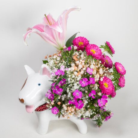 Florero con forma de perrito y flores purpura