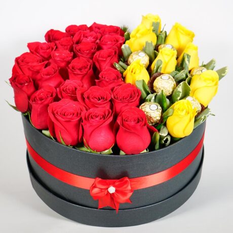 caja de flores, rosas rojas y amarillas y chocolates ferrero rocher