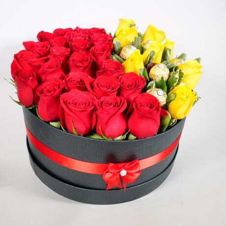 caja de flores, rosas rojas y amarillas y chocolates ferrero rocher